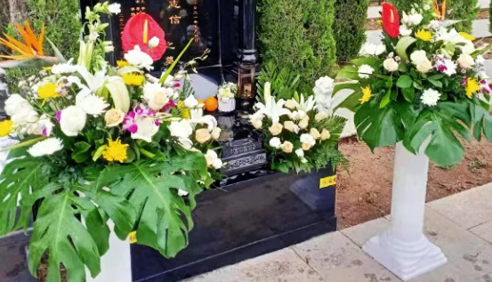 鮮花祭祀是一種為了表達哀悼、惋惜、懷念