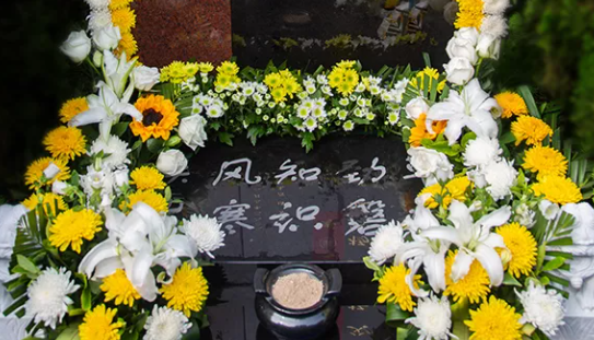 鮮花祭祀是一種為了表達哀悼、惋惜、懷念