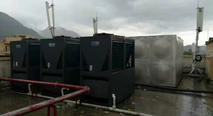 貴州道真職業(yè)高中40噸熱水工程(智恩空氣能熱泵20匹機3臺+40噸保溫水箱)